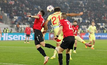 Suma y sigue Oyarzabal. Gran centro de Ferran Torres que conecta con el preciso cabezazo del delantero de la Roja, con el balón tocando en el poste y entrando en la portería georgiana.
