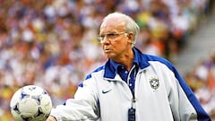 (FILES) This 12 July 1998 file photo shows Brazilian national soccer team coach Mario Zagallo during the World Cup final against France in which Brazil lost 0-3. Brazilian football legend and four-time world champion Mario Zagallo died January 5, 2024 at the age of 92, a statement on his official Instagram account said. (Photo by Gabriel BOUYS / AFP)