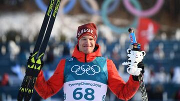Dario Cologna celebra su victoria en la prueba de 15 kilómetros en estilo libre de los Juegos Olímpicos de Pyeongchang.
