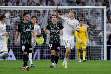3-0. Dean Huijsen celebra el tercer tanto.