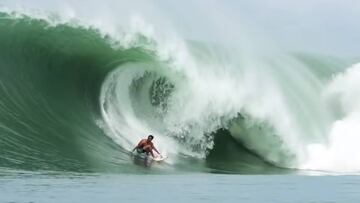 Nic Von Rupp surfeando en Nias (Indonesia) una ola gigante.