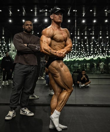 Anton Ratushnyi es un joven de tan solo 20 años que se ha convertido en una de las mayores sensaciones del mundo del culturismo. El culturista ha ha superado, 57 años después, el récord de Schwarzenegger de ser el culturista profesional más joven de la historia tras ganar el título de la división nacional del NPC en Texas. Posee un físico estéticamente impecable, un atributo que ha dejado a muchos boquiabiertos.