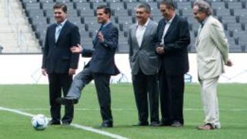 El presidente Enrique Pe&ntilde;a Nieto dio la patada inaugural del Estadio BBVA Bancomer de Monterrey.