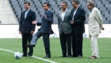 El presidente Enrique Peña Nieto dio la patada inaugural del Estadio BBVA Bancomer de Monterrey.