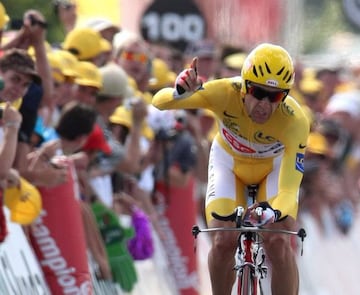 Carlos Sastre luce de amarillo en el Tour de 2008.