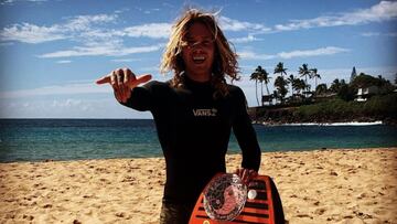 Tom Lowe en la playa de Tahití (Polinesia Francesa) con una tabla de bodyboard.