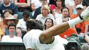 <b>ESPECTÁCULO.</b> Wimbledon ofrece un tenis distinto y casi desaparecido.