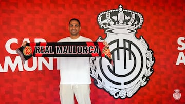 Omar Mascarell posa tras firmar por el Mallorca