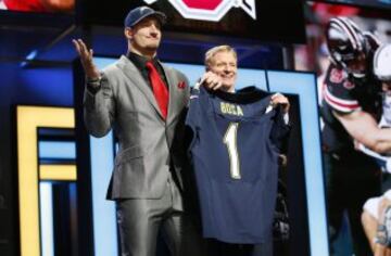La sorpresa sat¨® en el tercer pick, cuando los Chargers eligieron a Joey Bosa, que luc¨ªa un traje precioso en honor a su abulo, el que fue pistolero con Al Capone. Que el bueno de Joey parec¨ªa sacado de 'Uno de los Nuestros', vaya.