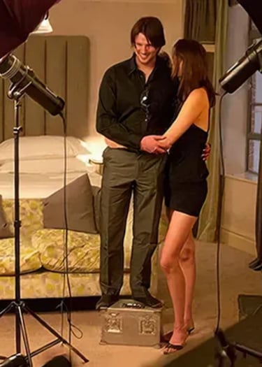 Es uno de los trucos más viejos del cine y sirve para que los actores parezcan más altos de lo que realmente son