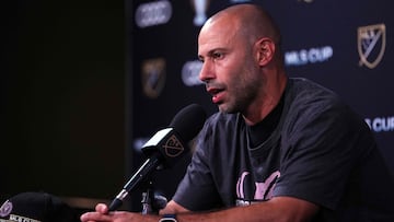 Javier Mascherano se rinde ante Jordi Alba y Sergio Busquets