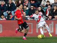 MADRID, 11/01/2026.- El defensa del Rayo Vallecano Andrei (d) lucha por la posesión del balón con el mediocentro del Mallorca Omar Mascarell (i) durante el partido de liga celebrado Mallorca en el Estadio de Vallecas en Madrid, este domingo. EFE/J.J. Guillén