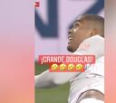 ¡No sabía cómo hacerlo!: el video viral de Douglas Costa tratando de acostarse en la barrera