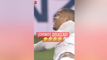 La graciosa escena de Douglas Costa acomodándose en el piso