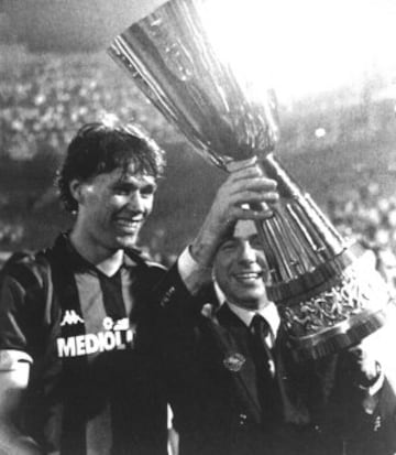 Van Basten jugador del Milan con la Copa de la Liga Italiana