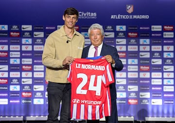 Le Normand y Cerezo muestran la camiseta con el nombre de Le Normand, y el dorsal que lucirá el defensa español en el Club Atlético de Madrid.