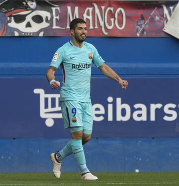 Luis Suárez makes it 0-1.