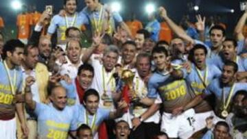 <b>TRIPLETE DE LOS FARAONES. </b>Los jugadores egipcios posan en el césped del 11 de noviembre como campeones de la edición 2010.