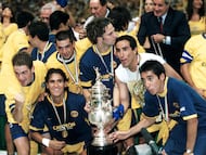 26 May 2002: Action photo of America players, celebrating the 2002 summer tournament championship after defeating Necaxa 3-2 in global./Foto de accion de jugadores del America, celebrando el campeonato del torneo de verano 2002 tras derrotar al Necaxa 3-2 en global. MEXSPORT/DAVID LEAH