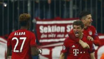 M&uuml;ller celebra con Alaba y Lewandoski un gol ante el Benfica.