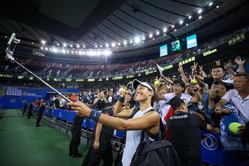 a tenista francesa Caroline Garcia se hace un selfie junto al público tras ganar a la griega Maria Sakkari su partido de semifinales en el trofeo de Wuhan, China. 