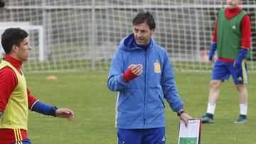 Santi Denia durante un entrenamiento con La Rojita. 