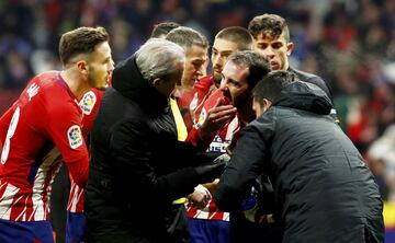 Choque entre Godín y Neto en el que el uruguayo podría haber perdido algún diente 