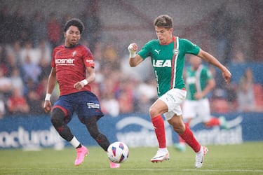 Guliano Simone, ocupado com Alavler. Ele é um jogador de futebol adicionado a dois treinadores hoje.