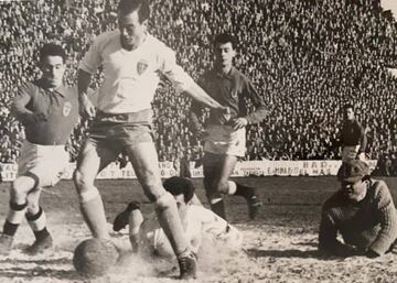 17 de junio de 1956 (Torrero). Real Zaragoza, 4 - Oviedo, 0. Chaves marca el primer gol del Zaragoza.