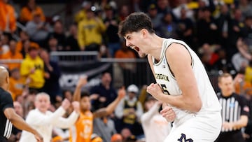 Aday Mara celebra una jugada con su universidad, Michigan, durante el partido del Elite Eight contra Tennessee.