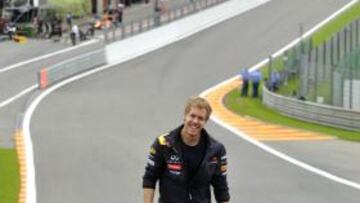 <b>EN EAU ROUGE. </b>Vettel supervisó ayer la mítica curva de Spa.