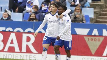 Borja S&aacute;inz y James celebran el primer gol al Sporting.