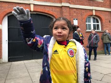 Hinchas de Colombia en el Craven Cottage de Londres para apoyar a su Selección ante Australia