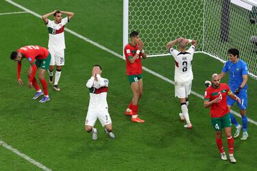 Los jugadores de Portugal reaccionan tras el pitido final. 