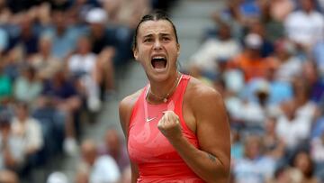 Aryna Sabalenka celebra un punto contra Qinwen Zheng en el US Open.