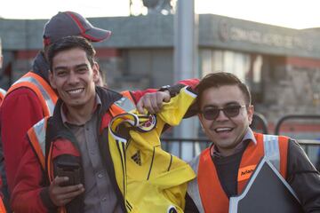 Los trabajadores del aeropuerto militar de Catam también aprovecharon para ver al equipo de Pékerman y algunos tuvieron la oportunidad de tomarse fotos y recibir autógrafos de los futbolistas.