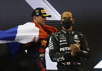 Celebración de Max Verstappen tras proclamarse campeón del mundo de la Fórmula 1 en el circuito de Yas Marina. 