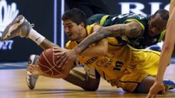 Alvarado (Granca) y Kinsey (d) luchan por el balón.