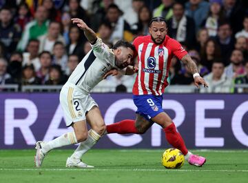 Carvajal, fajándose con Memphis en una acción del último derbi. 