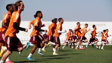 Los jugadores del Madrid, durante su último entrenamiento antes de enfrentarse al Liverpool.
