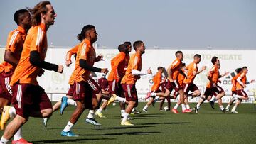 Los jugadores del Madrid, durante su &uacute;ltimo entrenamiento antes de enfrentarse al Liverpool.