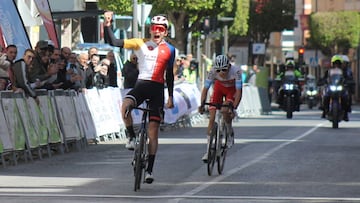 Gonov (P.C Baix Ebre) celebrando en la entrada a meta.