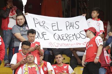 Estos fueron los mensajes que desplegaron los aficionados durante el partido Santa Fe - Cali en el marco del Paro Nacional.