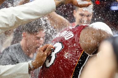 Los jugadores de Miami Heat bañan en bebida isotónica a Adebayo. Celebrando el récord de puntos en un partido de la NBA disputado en el siglo XXI.