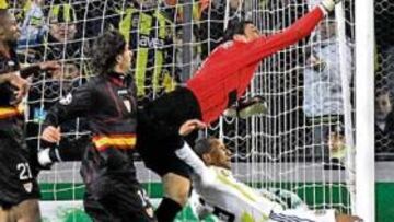 <b>PARADAS CLAVES. </b>Andrés Palop volvió a dar un recital de paradas que impidieron un resultado más abultado para el Fenerbahçe.