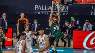 GRAF2916. MADRID, 05/02/2021.- El alero italiano de Baskonia Achille Polonara (d) machaca la canasta del Real Madrid, durante el partido de EuroLiga que se disputa este viernes en el Wizink Center, en Madrid. EFE/JuanJo Martín