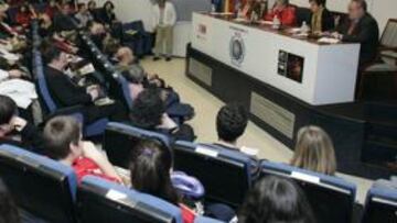 <b>EXPECTACIÓN EN EL AUDITORIO. </b>María José López, durante su exposición, ante la atenta mirada de personalidades del deporte, público y alumnos del colegio Joyfe.