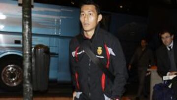 <b>CARA NUEVA. </b>Akihiro Ienaga, nuevo fichaje bermellón, ayer en la llegada del Mallorca al hotel Melía Galgos de Madrid.