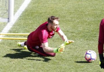 En el entrenamiento pudieron verse las novedades que presentará la lista del Atlético de cara al encuentro ante el Granada.