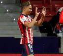 Lemar y Llorente lanzan al Atlético al liderato